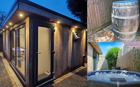 Luxury Cabin With Hot-Tub & Cold Plunge!